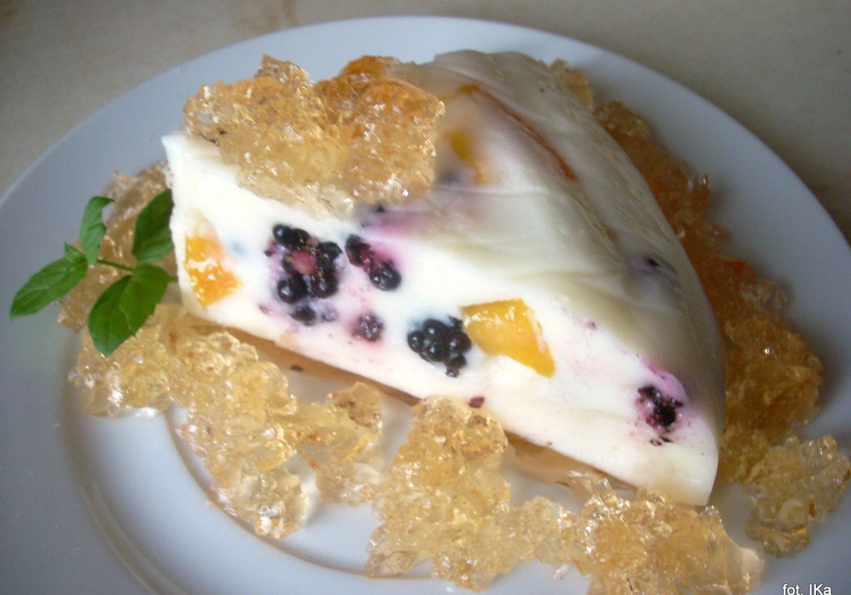 Deser jogurtowy z jeżynami i brzoskwinią foto