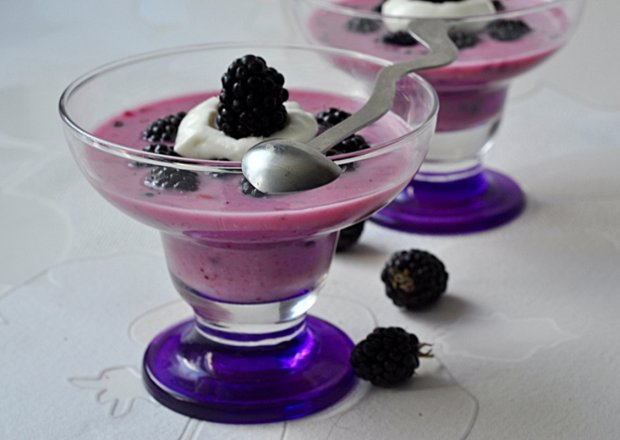Fotografia przedstawiająca Deser jogurtowy z jeżynami