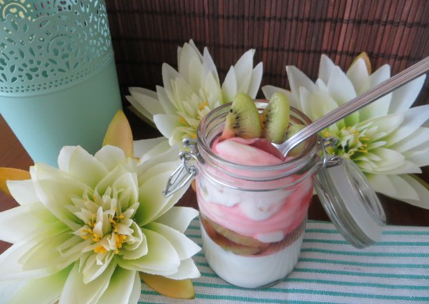 Fotografia przedstawiająca Deser jogurtowy z kiwi i galaretką