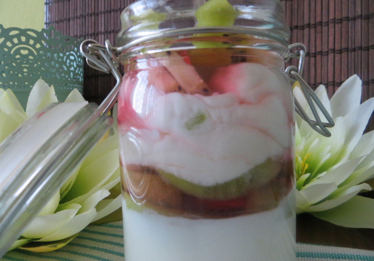 Deser jogurtowy z kiwi i galaretką foto