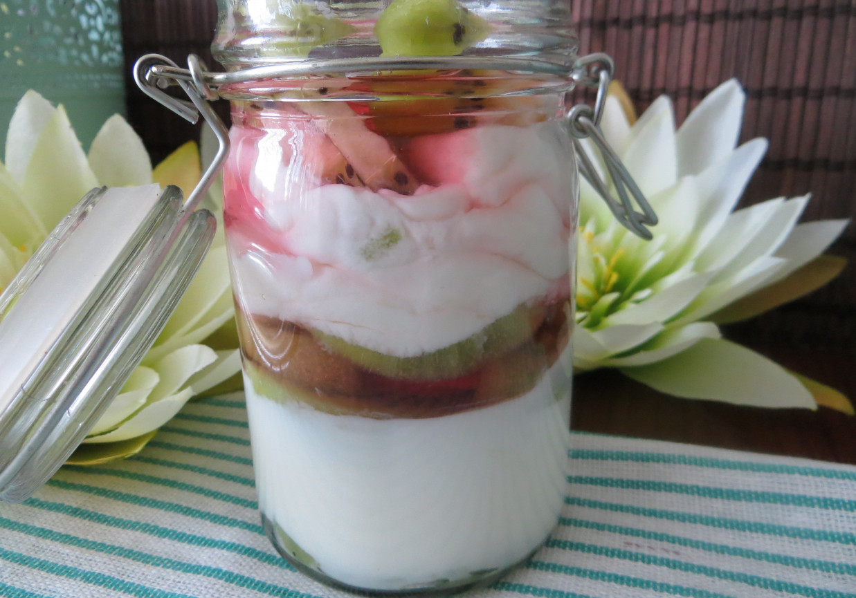 Deser jogurtowy z kiwi i galaretką foto