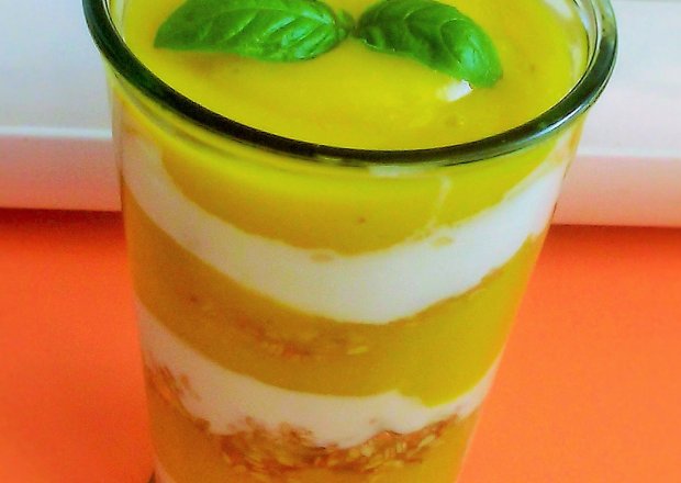Fotografia przedstawiająca Deser jogurtowy z mango i bananem