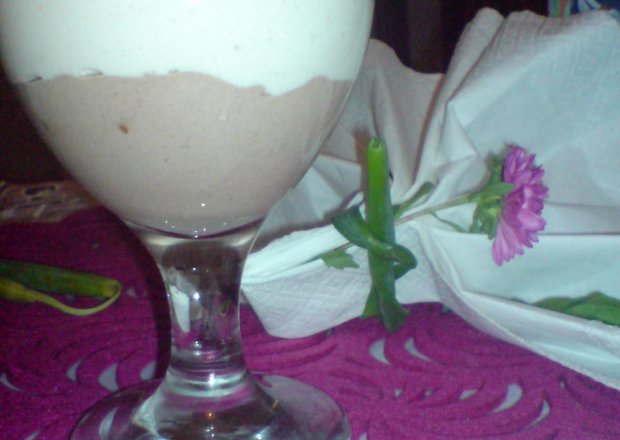 Fotografia przedstawiająca Deser jogurtowy  z nutką cytrynową słodzony miodem