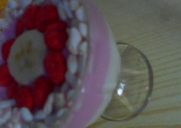 Fotografia przedstawiająca Deser jogurtowy z owocami
