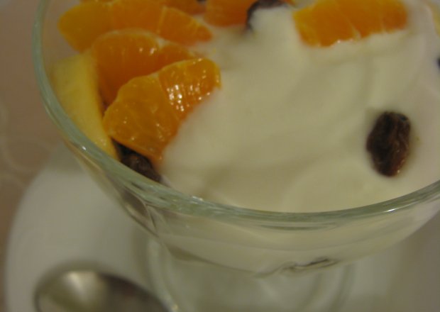 Fotografia przedstawiająca Deser jogurtowy z owocami
