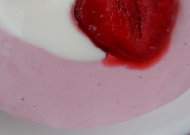 Fotografia przedstawiająca Deser jogurtowy z truskawkami