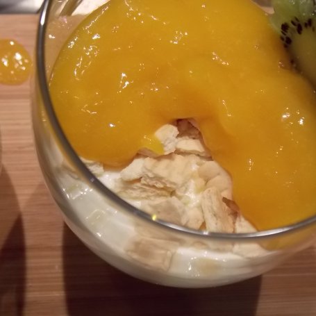 Krok 4 - Deser kiwi-mango-truskawka foto
