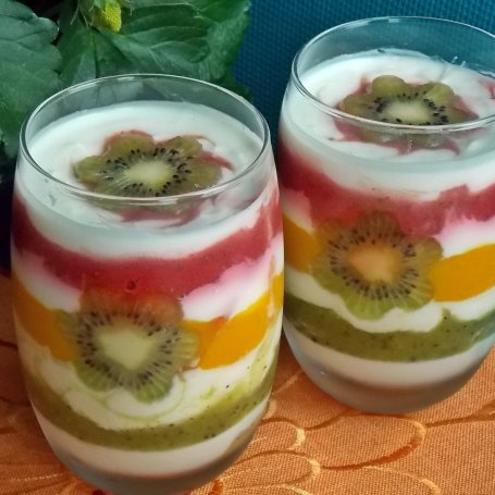 Krok 5 - Deser kiwi-mango-truskawka foto