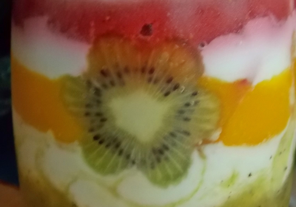 Deser kiwi-mango-truskawka foto