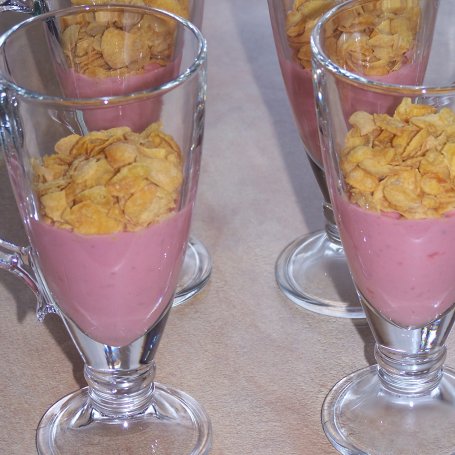 Krok 2 - Deser, który najlepiej od razu zjeść, czyli z owocami i corn flakesami :) foto
