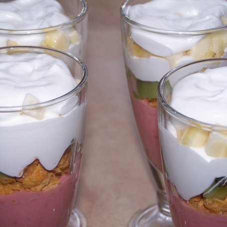 Krok 5 - Deser, który najlepiej od razu zjeść, czyli z owocami i corn flakesami :) foto