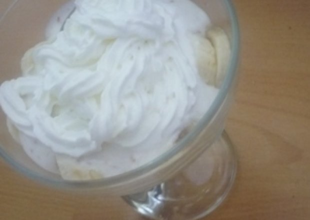 Fotografia przedstawiająca deser lodowo-jogurtowy