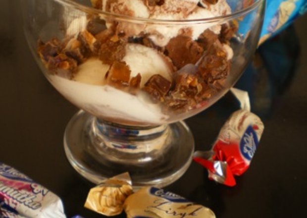 Fotografia przedstawiająca Deser lodowy z cukierkami