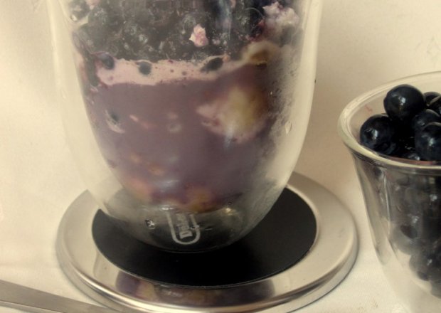 Fotografia przedstawiająca Deser lodowy z jagodami i z mrożoną kawą