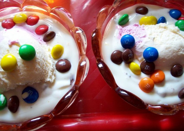 Fotografia przedstawiająca Deser lodowy z jogurtem i serkiem