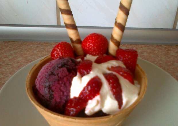 Fotografia przedstawiająca Deser lodowy z jogurtem i truskawkami