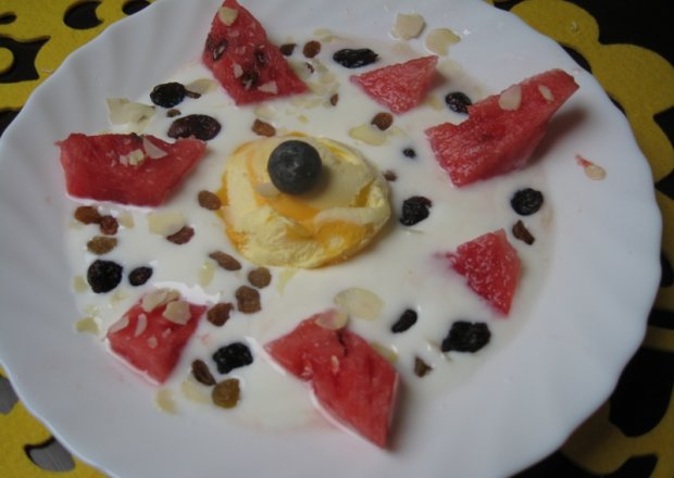 Fotografia przedstawiająca Deser lodowy z serkiem i owocami