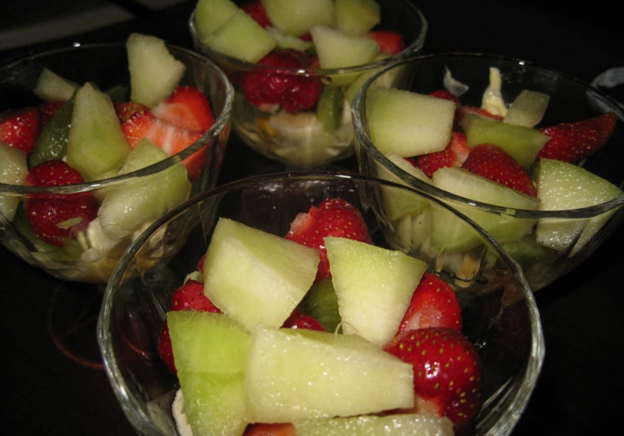 Deser lodowy z truskawkami, melonem, kiwi foto
