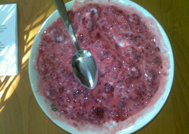 Fotografia przedstawiająca deser malinowy z jogurtem i cukrem