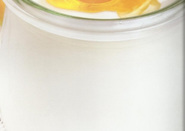 Fotografia przedstawiająca Deser miodowy z jogurtem