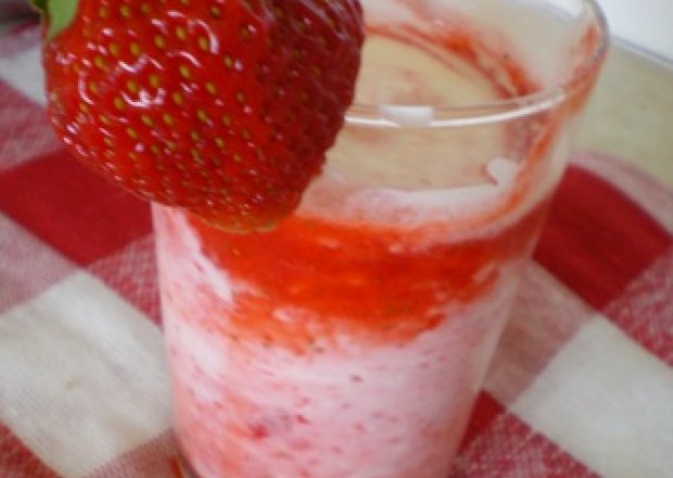 Fotografia przedstawiająca Deser Mix truskawkowo-jogurtowy