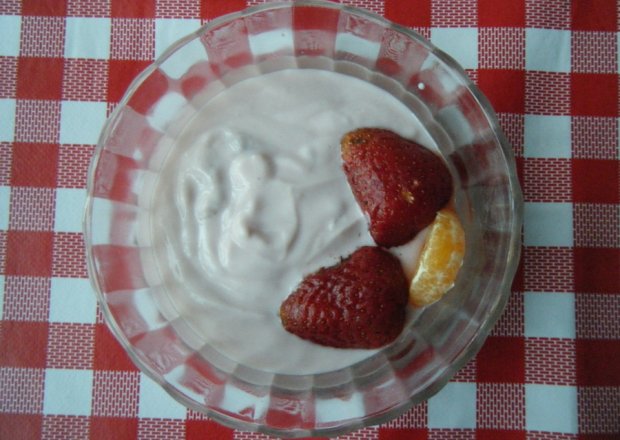 Fotografia przedstawiająca Deser mleczno-truskawkowy