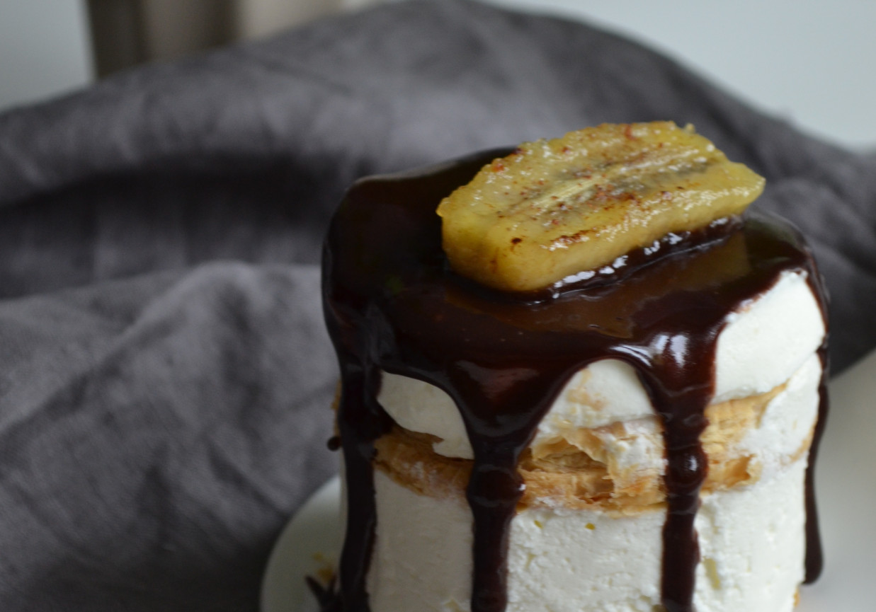 Deser na cieście francuskim z serkiem polany czekoladą z karmelizowanym bananem  foto