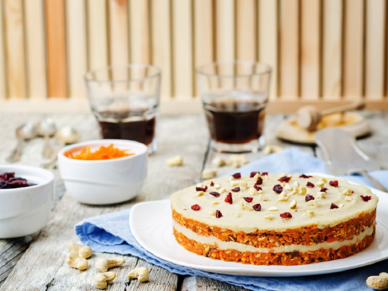 Deser na wtorek: Miodowe ciasto marchewkowe