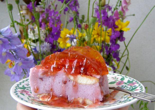 Fotografia przedstawiająca deser na zimno borówkowo-truskawkowy...