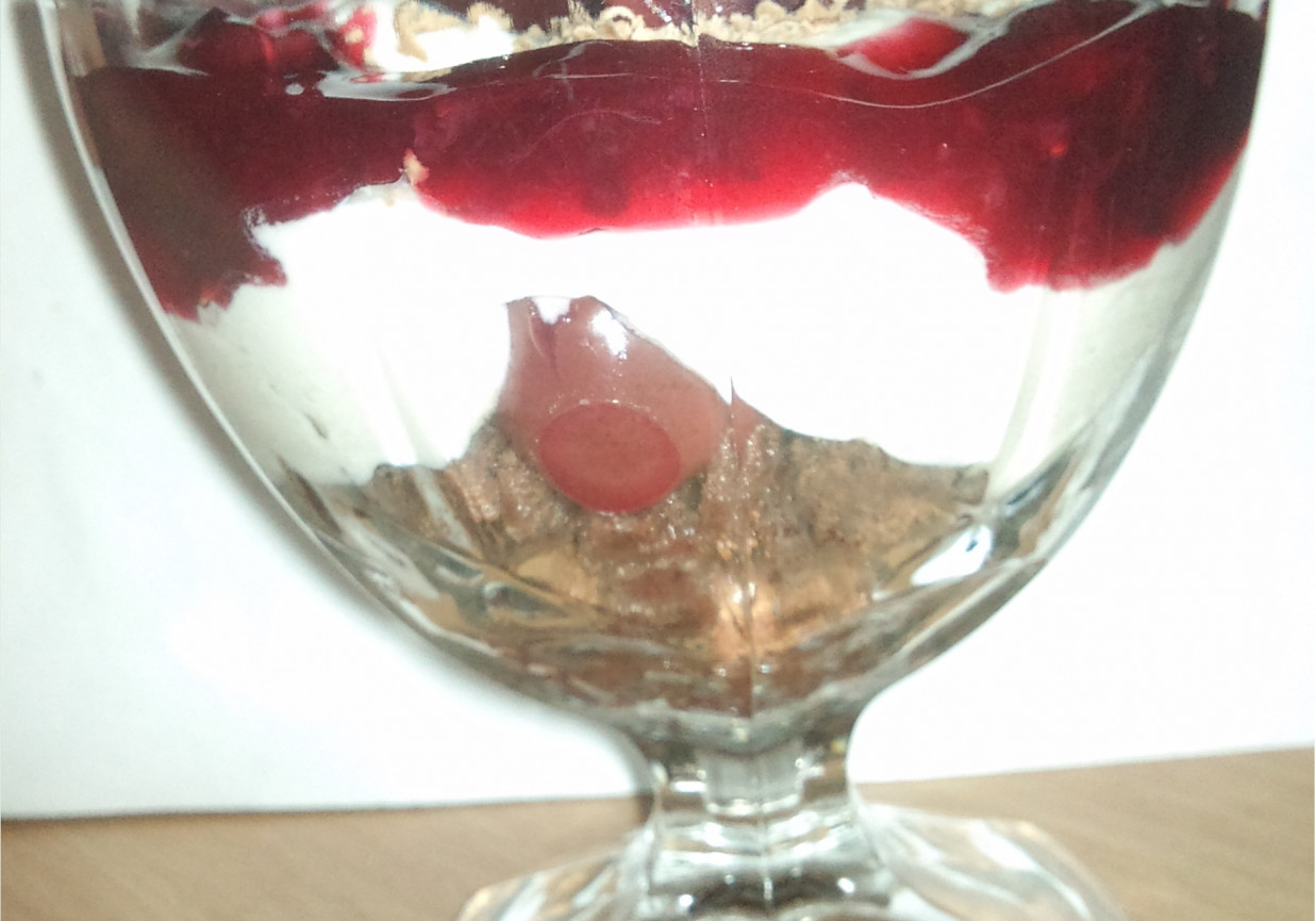 Deser o smaku czekoladowo wiśniowym foto