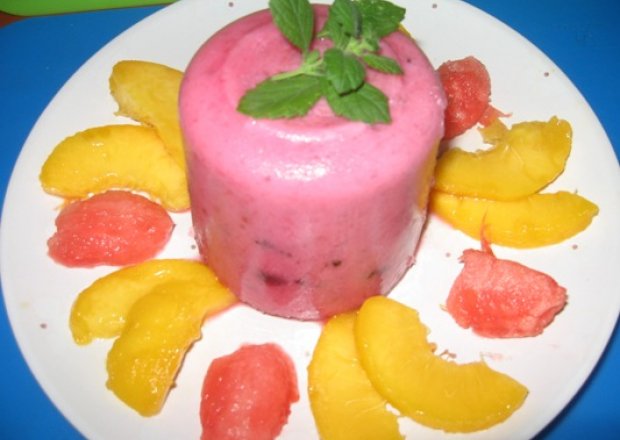 Fotografia przedstawiająca deser owocowo-jogurtowy mrożony ze świeżymi owocami