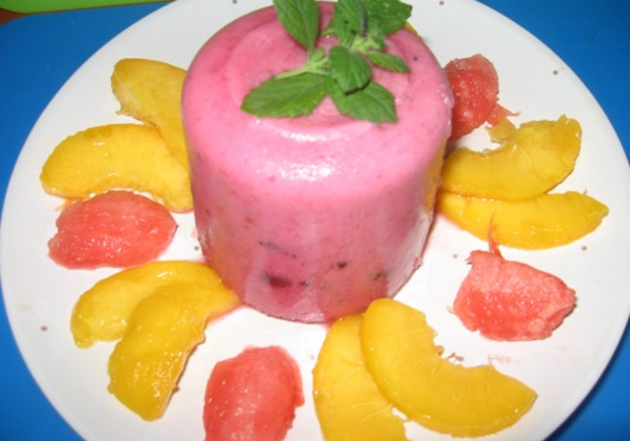 deser owocowo-jogurtowy mrożony ze świeżymi owocami foto
