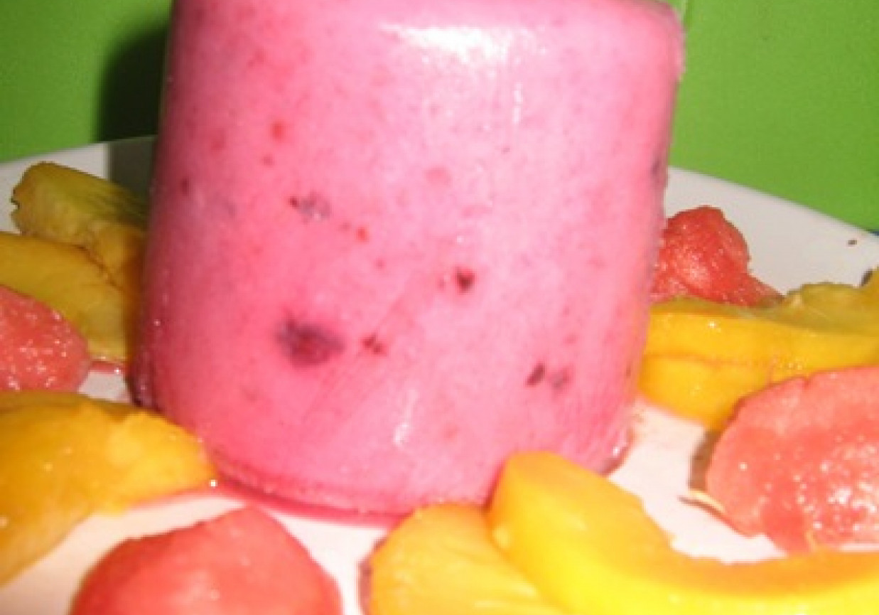 deser owocowo-jogurtowy mrożony ze świeżymi owocami foto
