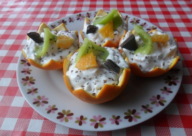 Fotografia przedstawiająca Deser owocowy w miseczkach z pomarańczy