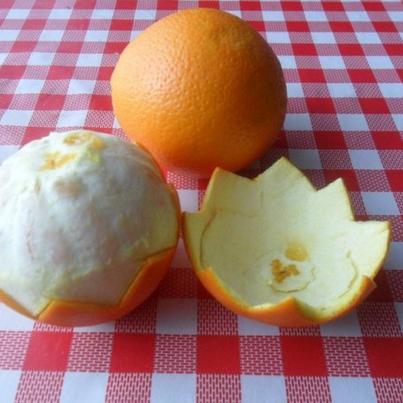 Krok 1 - Deser owocowy w miseczkach z pomarańczy foto