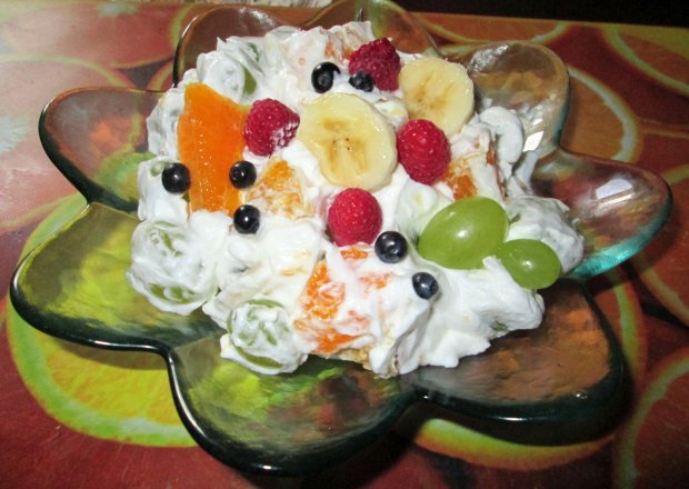 Fotografia przedstawiająca Deser owocowy z kremem
