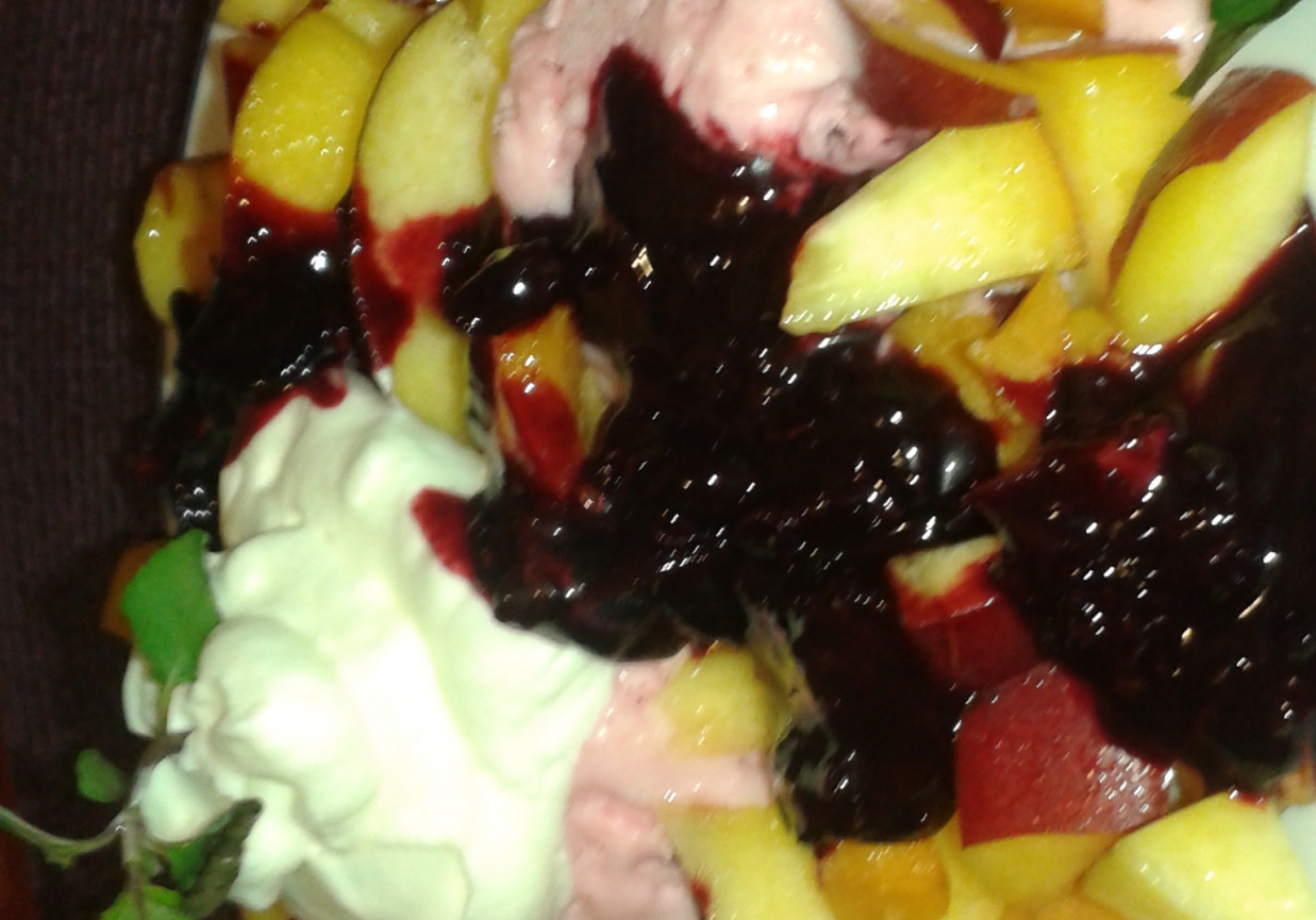 Deser owocowy z lodami i musem z czarnej porzeczki foto
