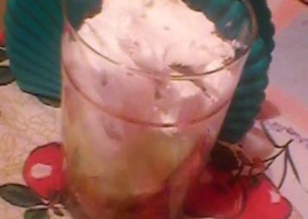 Fotografia przedstawiająca Deser owocowy z lodami.