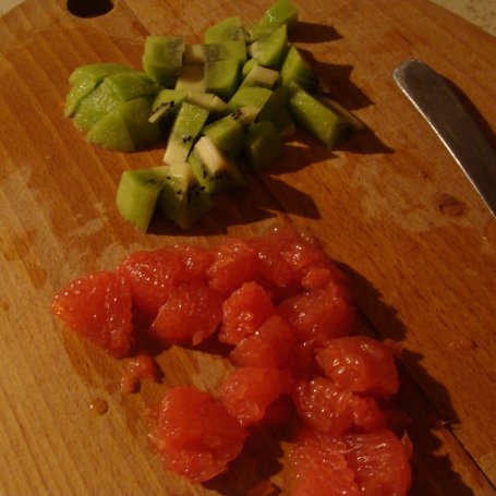 Krok 1 - Deser owocowy z orzechami i syropem foto
