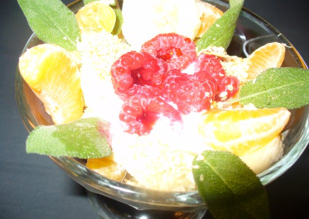 Fotografia przedstawiająca Deser owocowy z sezamem