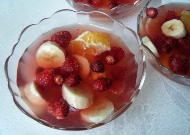 Fotografia przedstawiająca Deser owocowy z wiśniowym kisielem