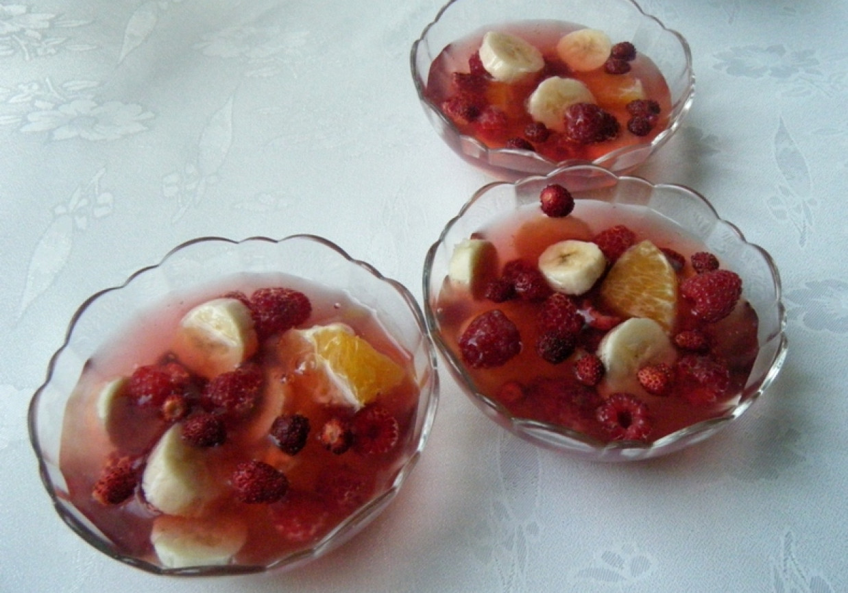 Deser owocowy z wiśniowym kisielem foto