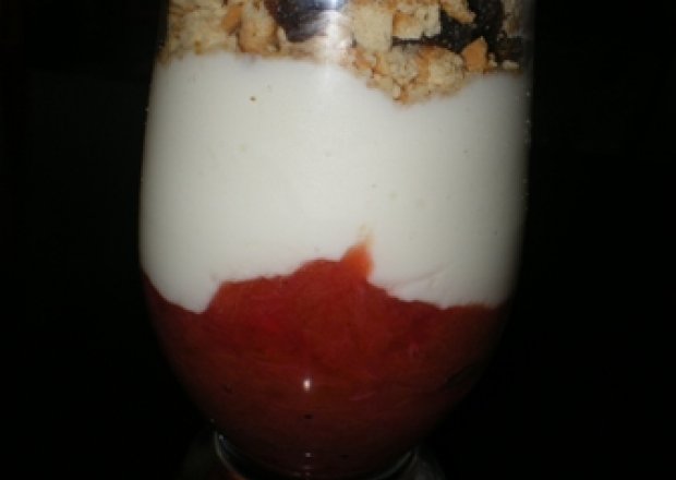 Fotografia przedstawiająca Deser rabarbarowo-jogurtowy