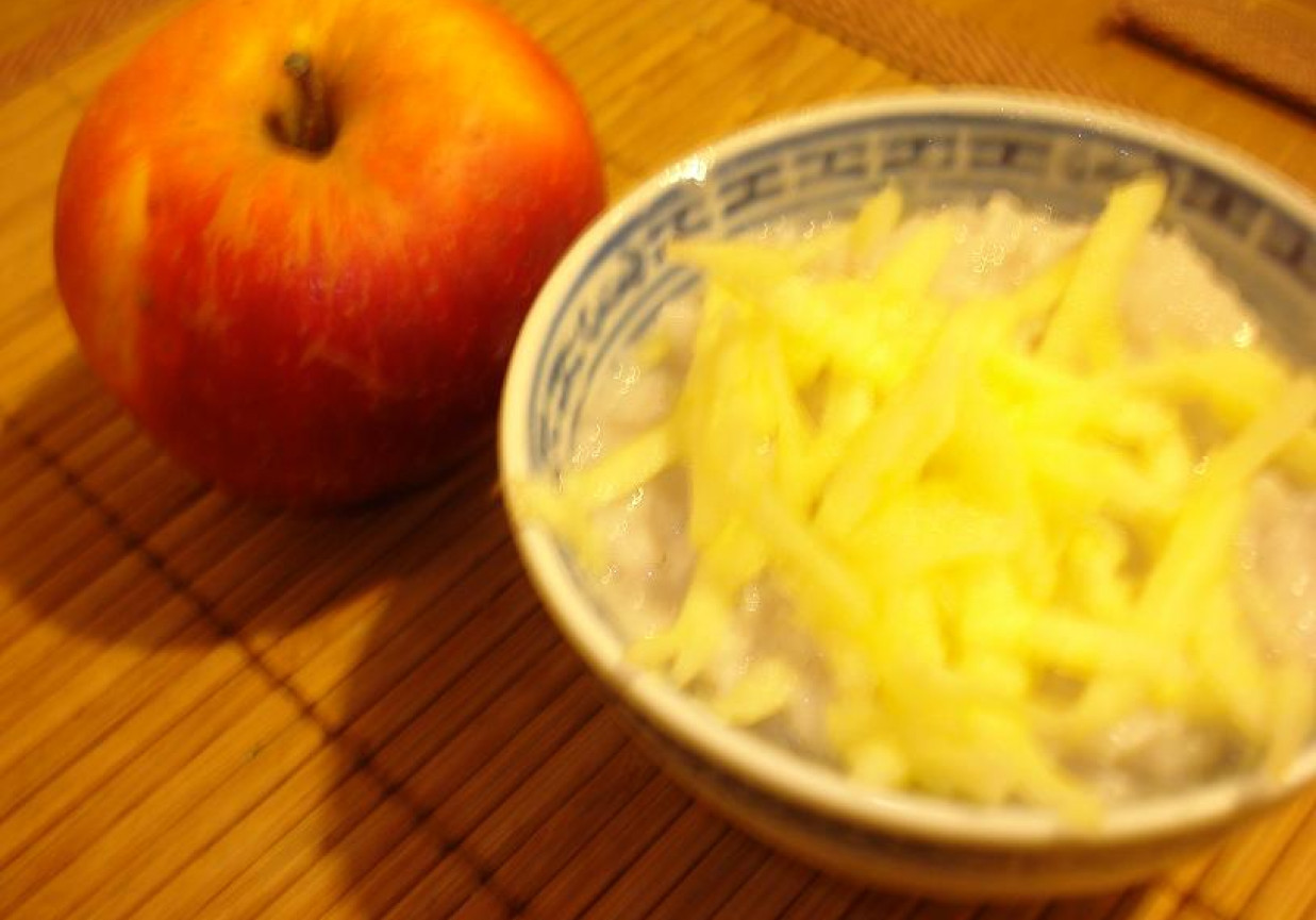 Deser ryżowy z jabłkiem, brzoskwinią i cynamonem foto