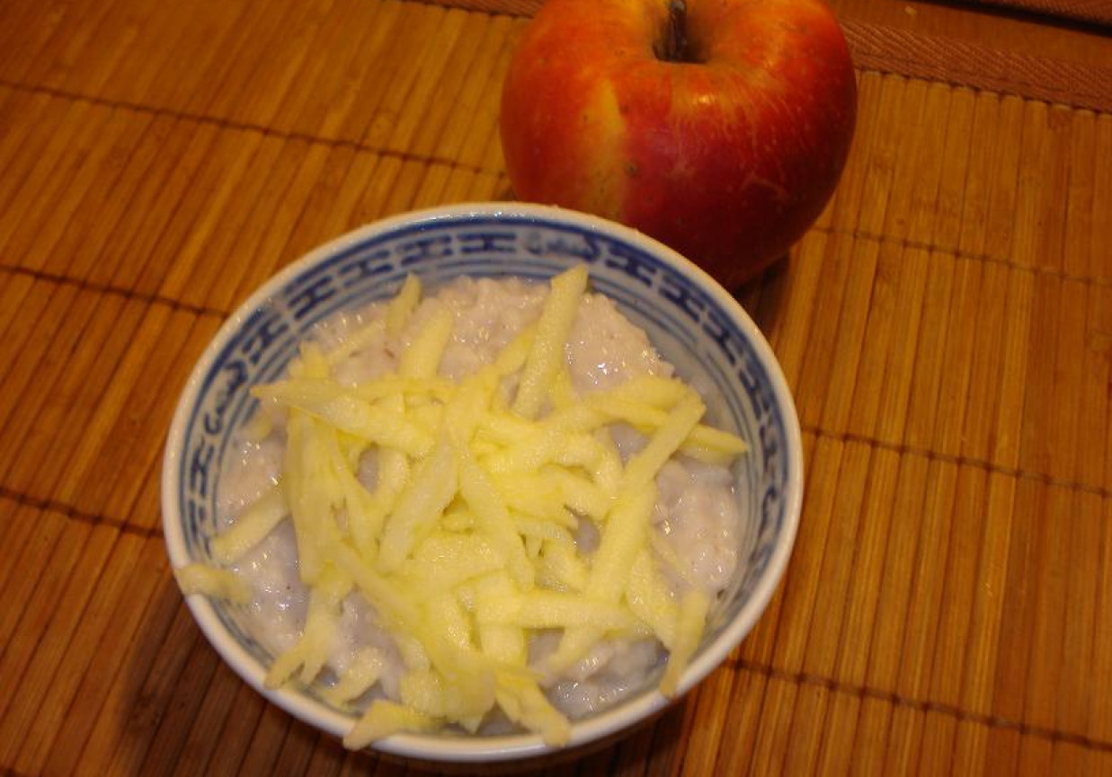 Deser ryżowy z jabłkiem, brzoskwinią i cynamonem foto
