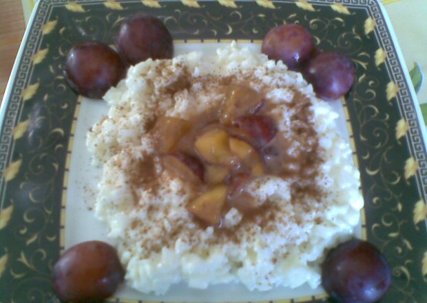 Fotografia przedstawiająca deser ryżowy z owocami
