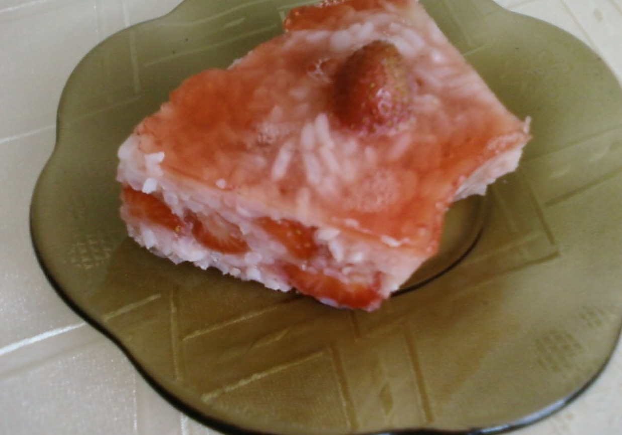 Deser ryżowy z truskawkami. foto