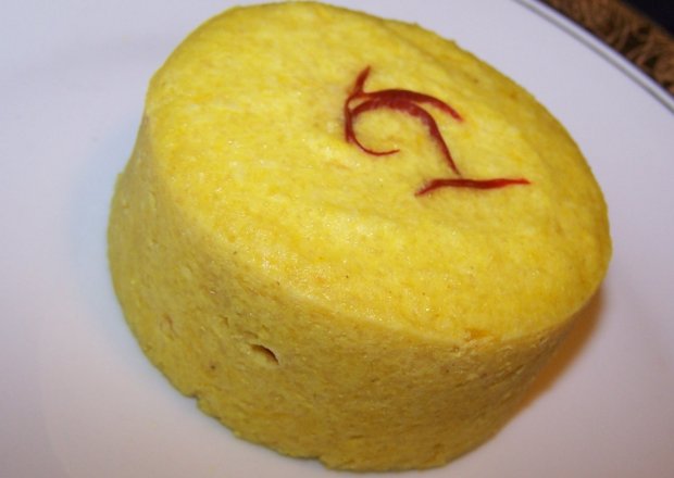 Fotografia przedstawiająca deser serowo ryżowy o smaku pomarańczowym