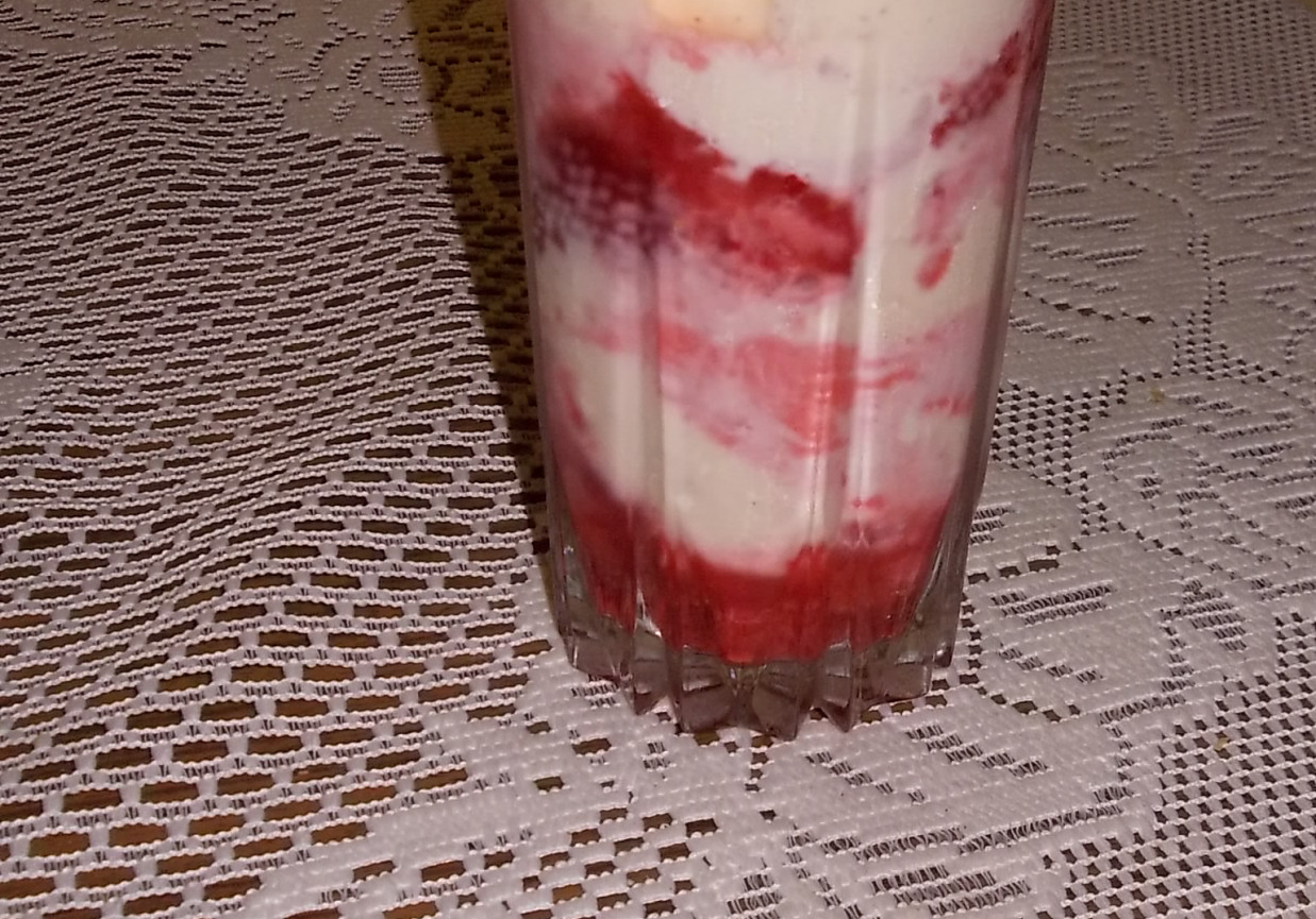 Deser serowo-lodowy z truskawkami foto