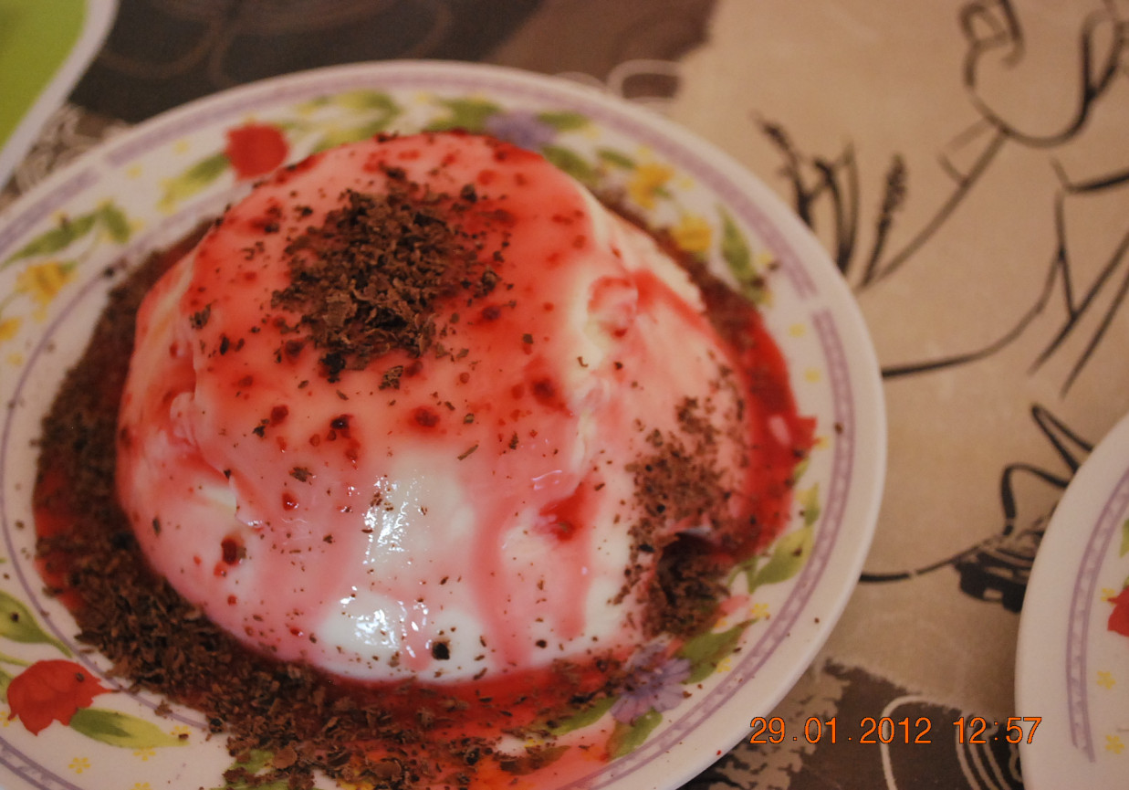 deser smietankowy z sosem truskawkowym foto